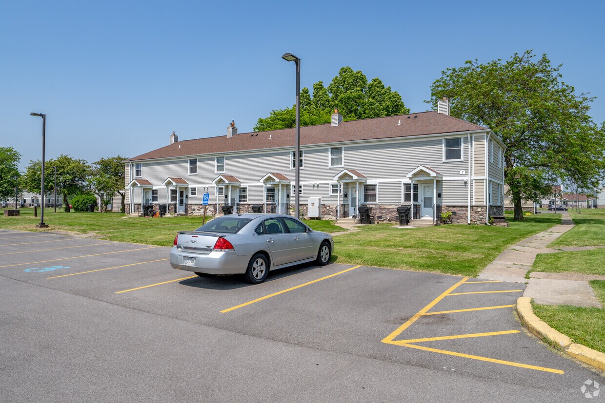 Primary Photo - Packard Court