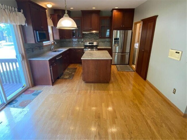 Foto del edificio - 6350 Polaris Ln N