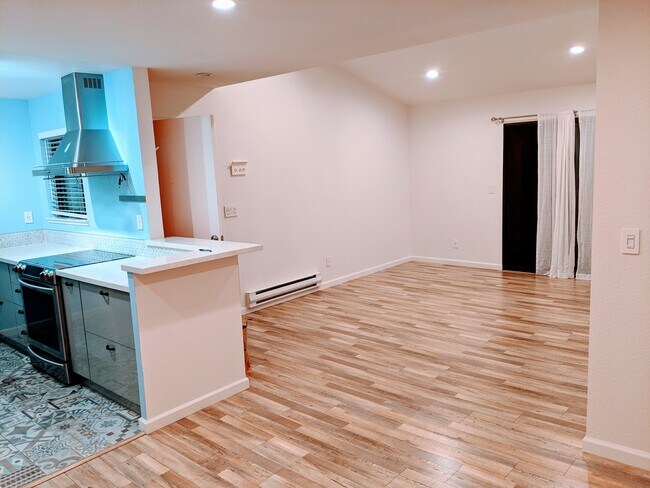Building Photo - 847 Woodside Way