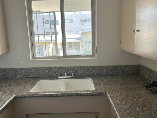 Kitchen Granite Counters - 7704 Romaine St