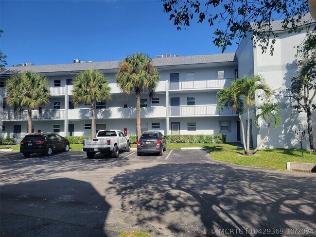 Foto del edificio - 8370 Sands Point Blvd