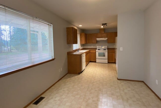 Building Photo - Single Story Duplex with Peekaboo Lake Views!