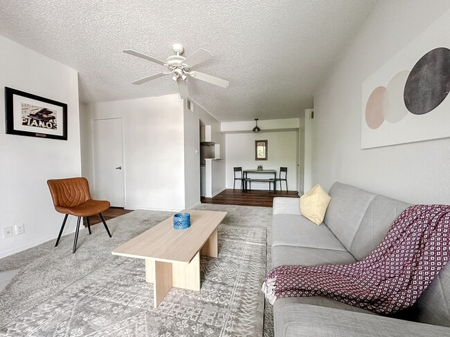 Foto del edificio - 1030 1/2 Clayton Ln