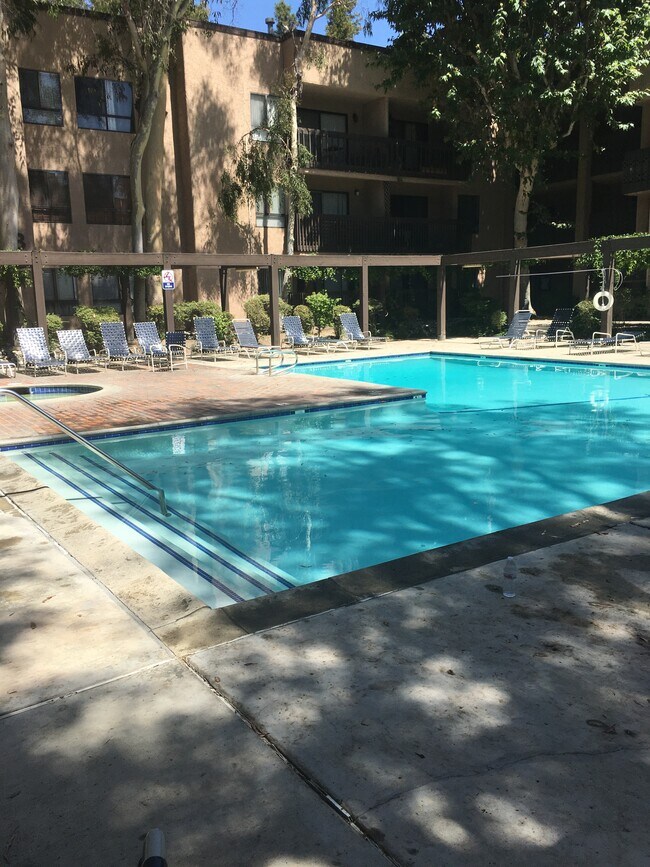 Piscina - 22100 Burbank Blvd