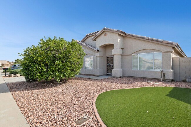 Foto del edificio - Stunning Updated Property ready for move in now!!!  New paint, New flooring, Pool, Faux Grass, NO...