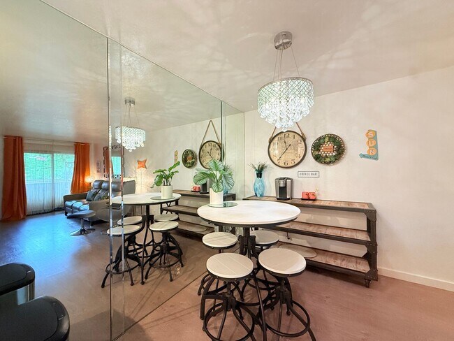 Foto del edificio - AVAILABLE NOW!! Lovely Upper Level - 1 Bedroom 1 Bathroom in Palm Springs Villas II!