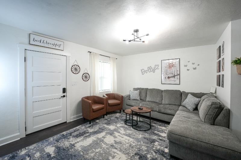 Primary Photo - 2102 Scovel St