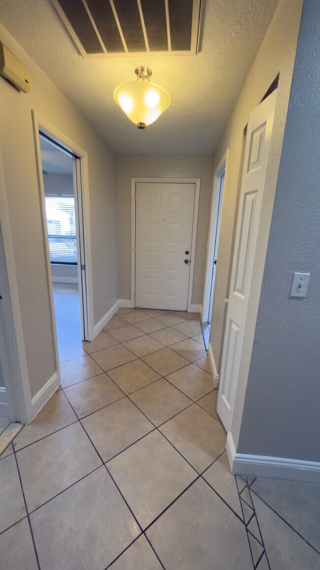 Building Photo - 733 Carpenters Way