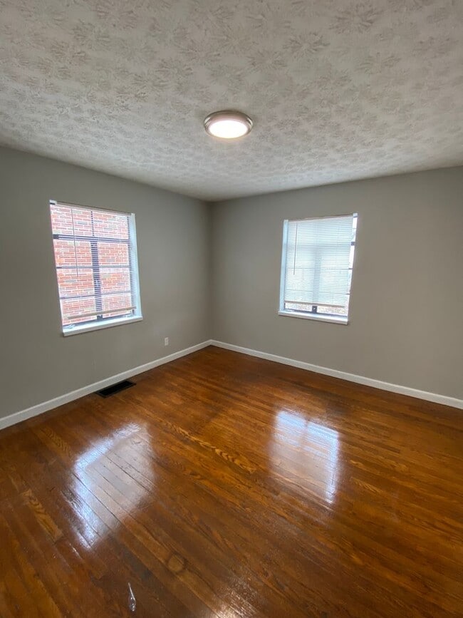 Building Photo - Newly updated Single Family in Dayton!
