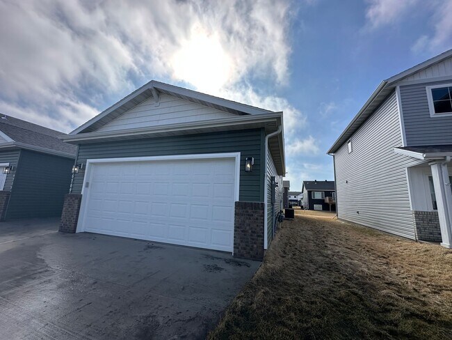 Foto del edificio - 4-Bedroom, 2-Bathroom Twin Home in South Fargo!
