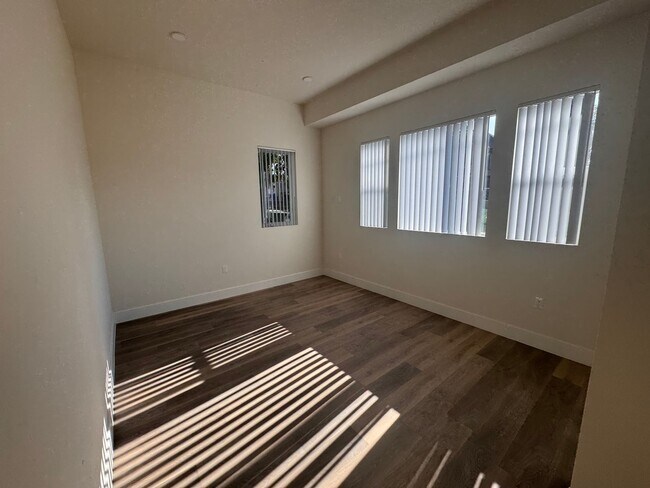 Foto del edificio - 1015 W 21st St