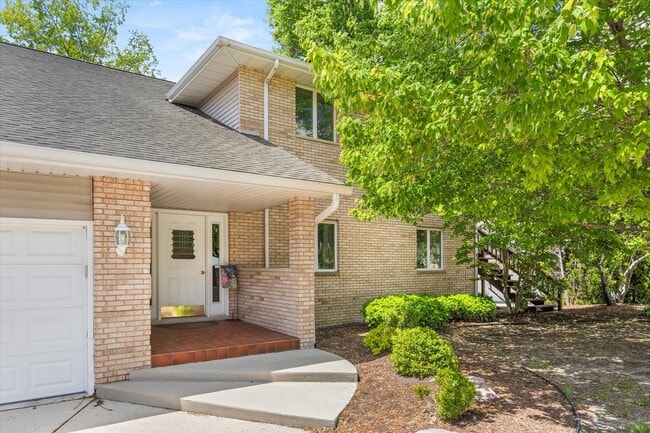 Building Photo - 2427 Reynolds Manor Dr