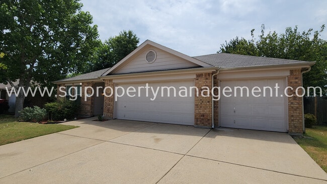 Building Photo - 3003 Elderberry Dr