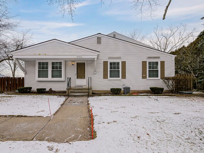 Building Photo - COMING SOON! Charming and Comfortable Living on Bayview Drive