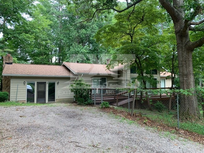 Building Photo - Lakeview Ranch Located in a Quiet Neighbor...