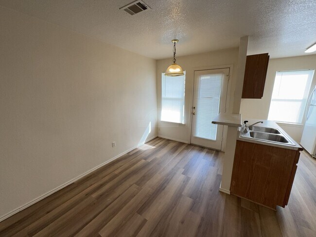 Foto del edificio - 1709 Spring Rose Cir