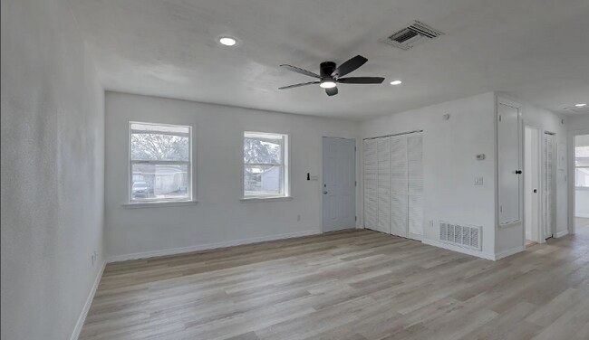 Foto del edificio - 417 Hollyhock Ln
