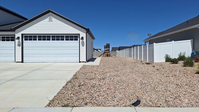 Foto del edificio - 4 Bedroom Home with 3 Car Garage in Enoch