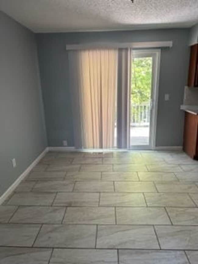 Building Photo - Beautiful 3 Bedroom 2 Bath Duplex!