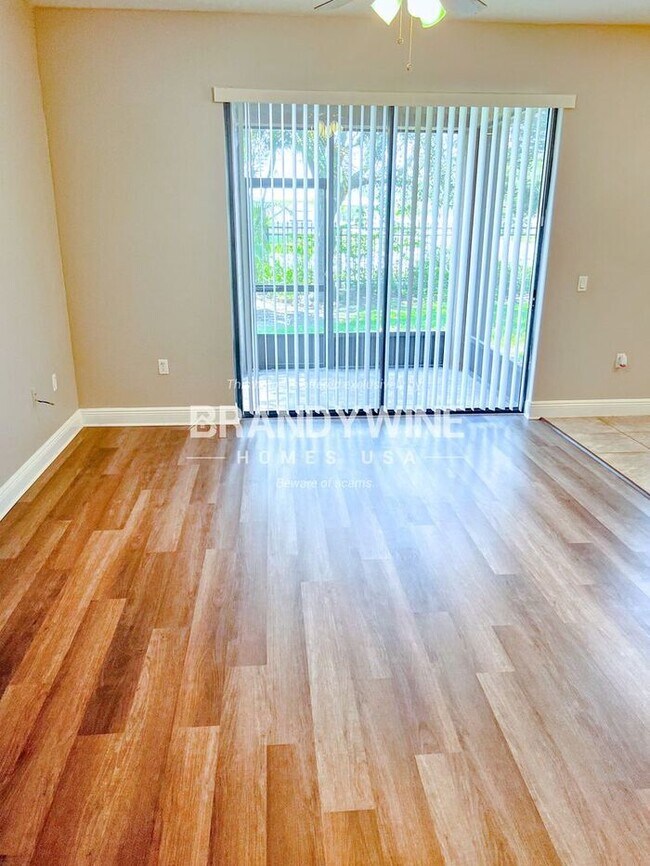 Building Photo - ONE MONTH FREE RENT!!
