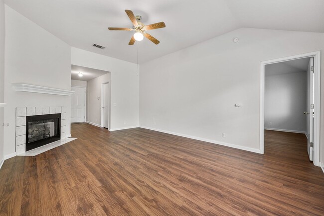 Building Photo - 130 Henke Cv 78640 | 3 bed 2 bath 2 car ga...