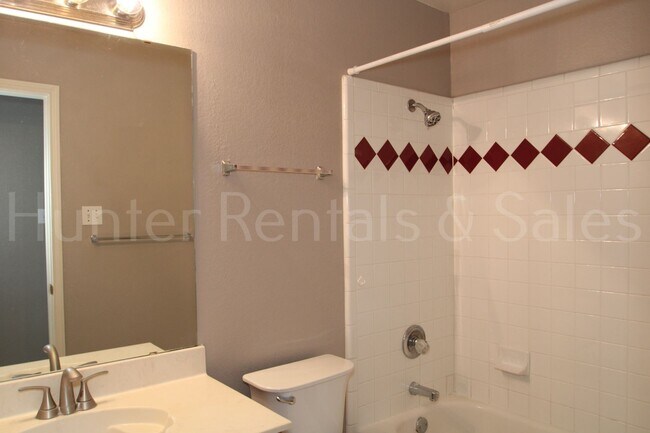 Building Photo - Well-Maintained & Move-In Ready in South K...