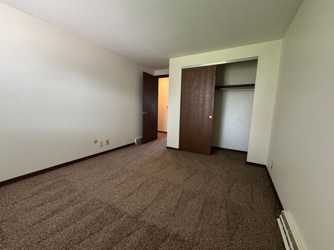 Building Photo - 3 Bedroom Townhouse, Rossford Schools!