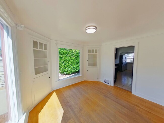 Foto del edificio - Large 3 Story Remodeled Home