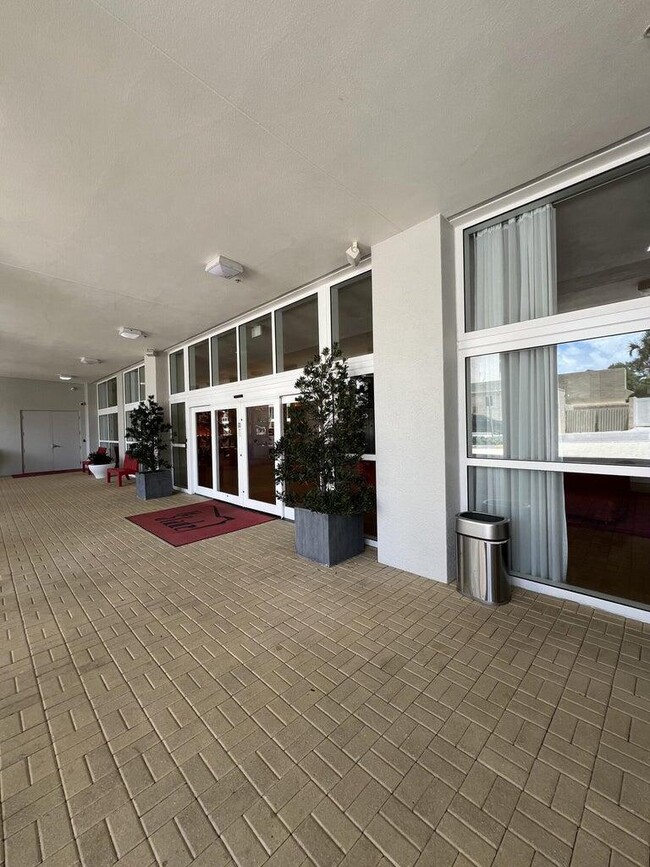 Building Photo - 1551 N Flagler Dr