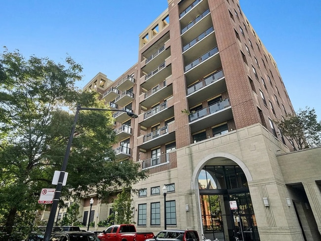 Building Photo - 811 W 15th Pl