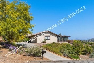 Building Photo - 945 Pinon St