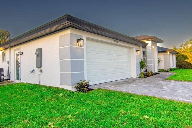 Building Photo - 10235 Stonecrop Ave