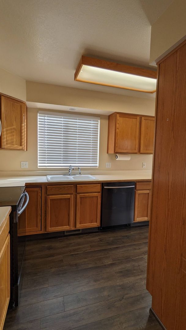 Foto del edificio - SPRINGS RANCH 3 BEDROOM/2 BATHROOM RANCH WITH FENCED YARD AND 2 CAR GARAGE!