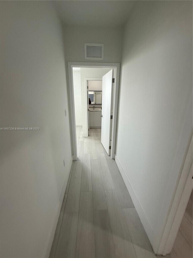 Foto del edificio - 879 E 24th St