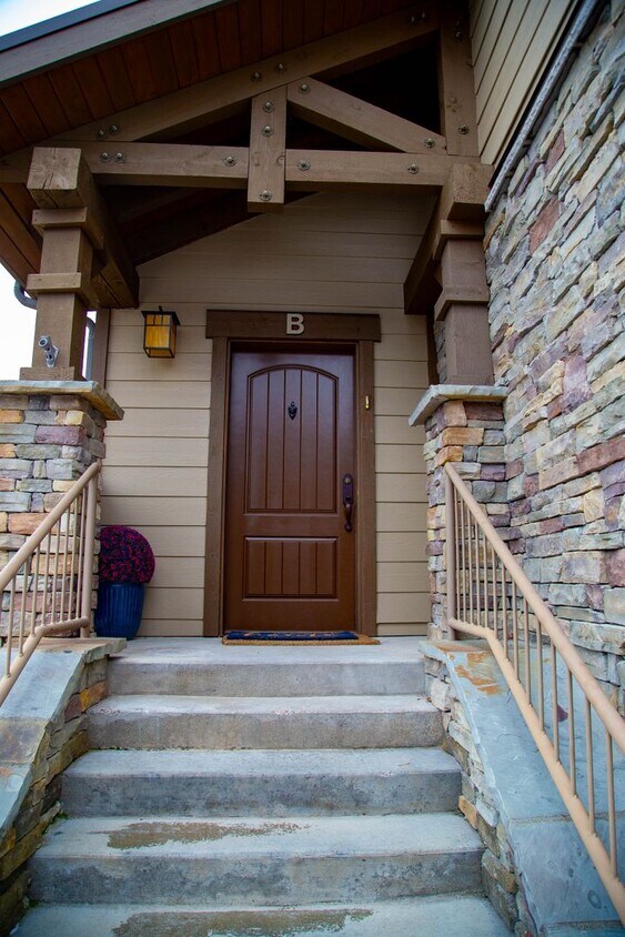 Foto principal - Wonderful Furnished 3 Bedroom & 2 Bathroom...