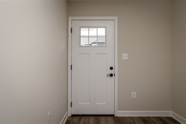 Building Photo - Spacious End Unit Luxury Townhome! Outstanding Location!