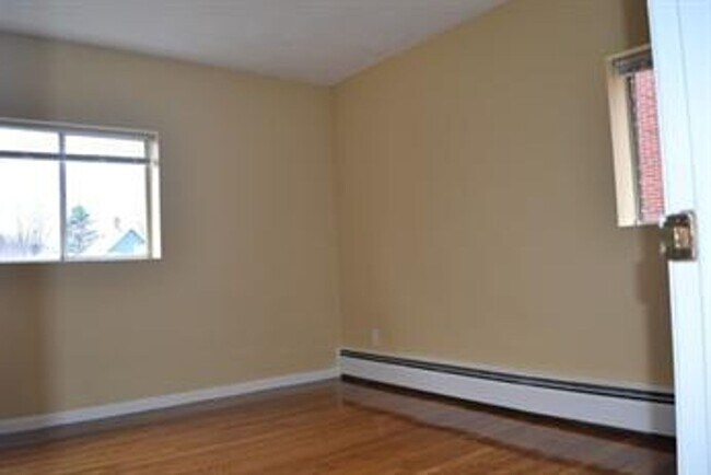 Foto del edificio - Close to everything West Roxbury offers! Bright 2-bedroom condo for rent!