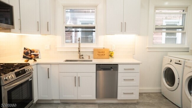 Foto del edificio - 65 Poe Ave