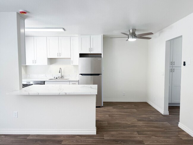 Foto del interior - Winter Gardens | 1 & 2 Bedroom Apartments with Parking and Sparkling Pool!