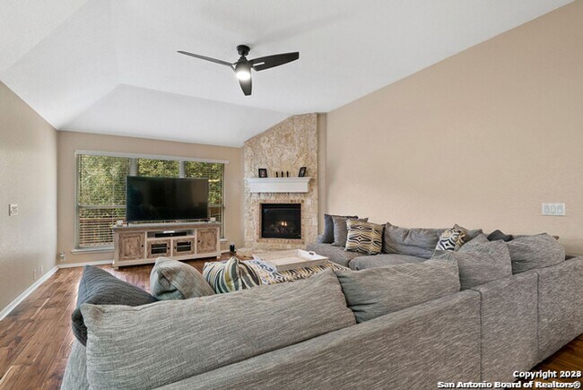 Foto del edificio - 3 Bedroom/2 Bath Lakeside At Canyon Springs Subdivision