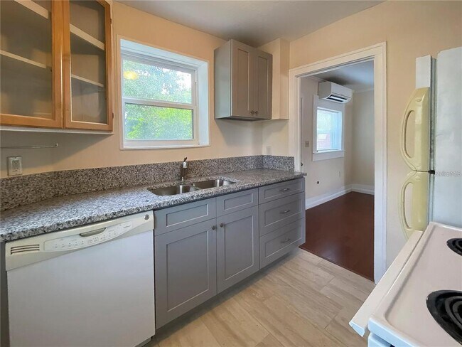 Foto del edificio - 445 Shine Ave