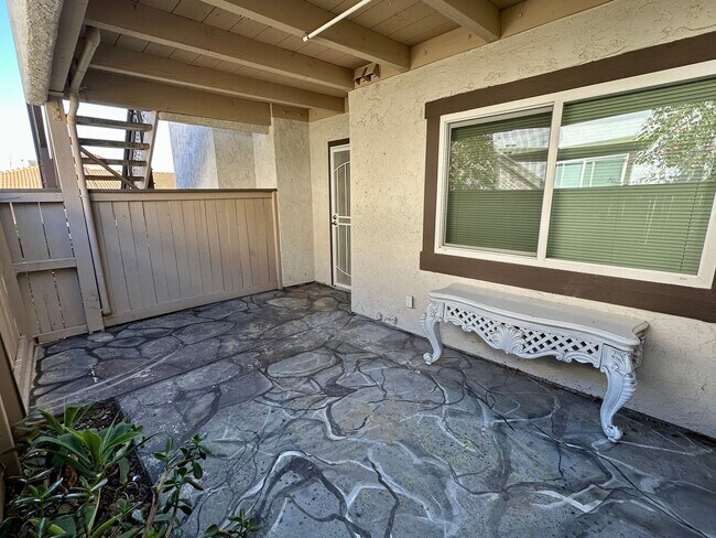 Building Photo - Upgraded 2 Bed 1.5 Bath Condo Central A/C ...