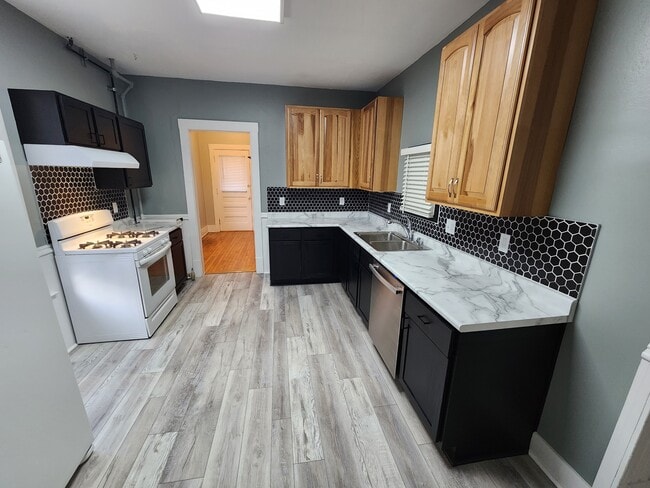 Kitchen 4 - 207 N 6th St