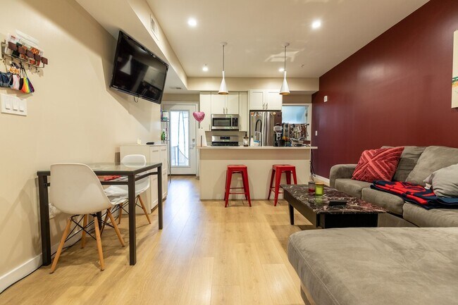 Building Photo - Nearly New Two Bedroom Near H Street