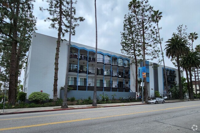 Building Photo - 7560 Hollywood Blvd