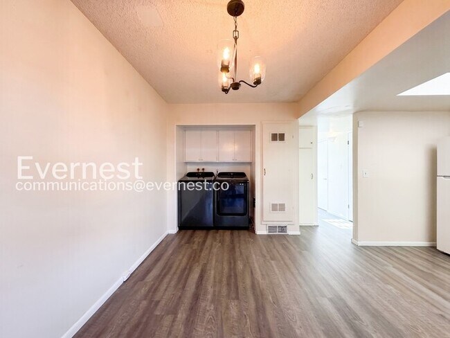 Foto del edificio - 2 Bed/1.5 Bath Condo with Modern Amenities / Available Soon!