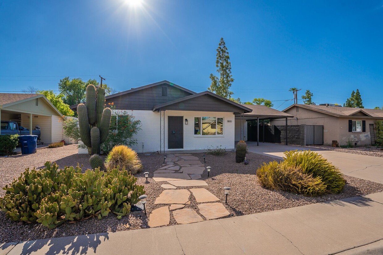 Foto principal - Great home in Tempe with a pool!