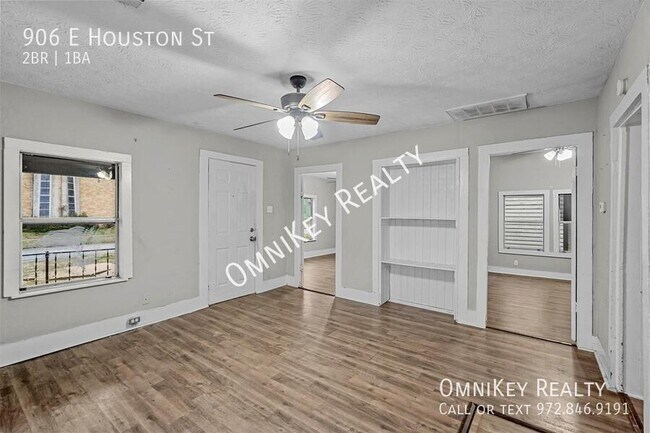 Building Photo - 906 E Houston St