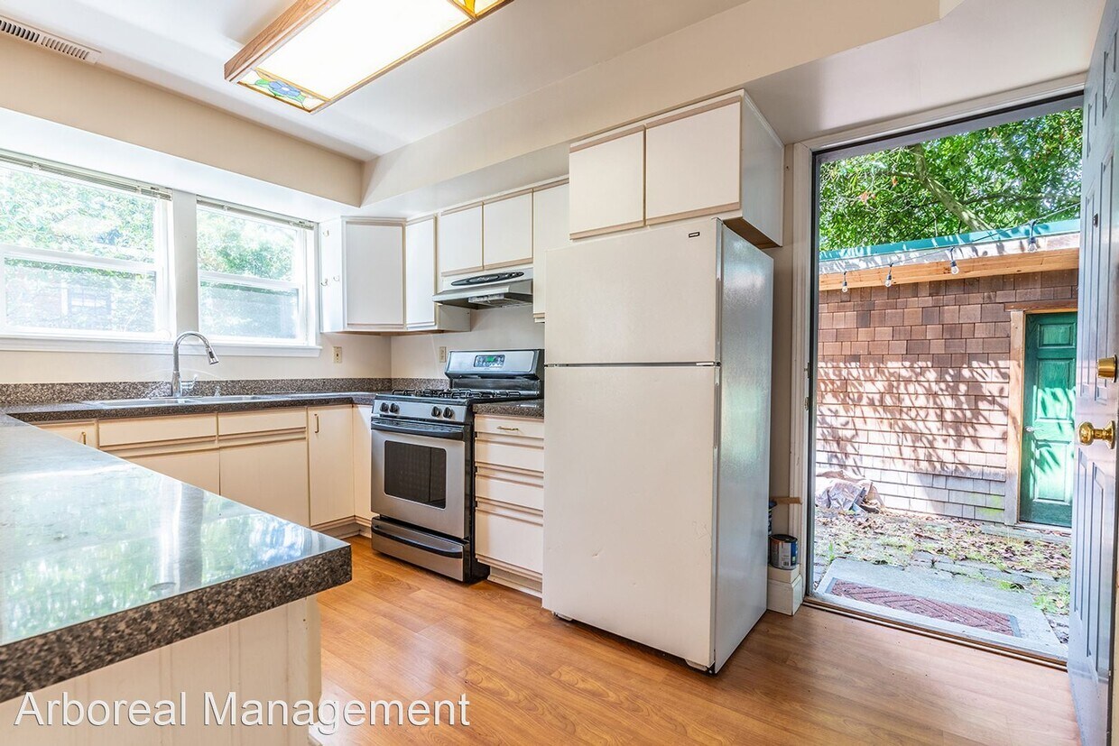 Primary Photo - 2 br, 1 bath House - 117 11th Ave E Unit B
