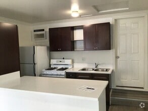 Building Photo - 3110 Hillview Dr N